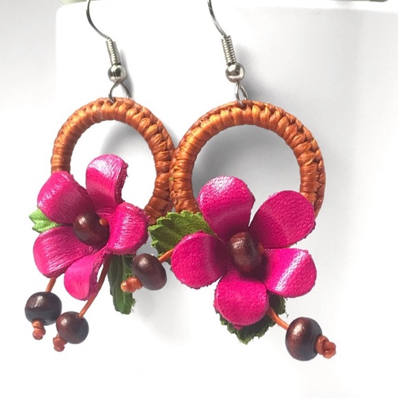 New! HANDMADE HANDCRAFTED GENUINE LEATHER DANGLE FLOWER EARRINGS - Picture 1 of 2